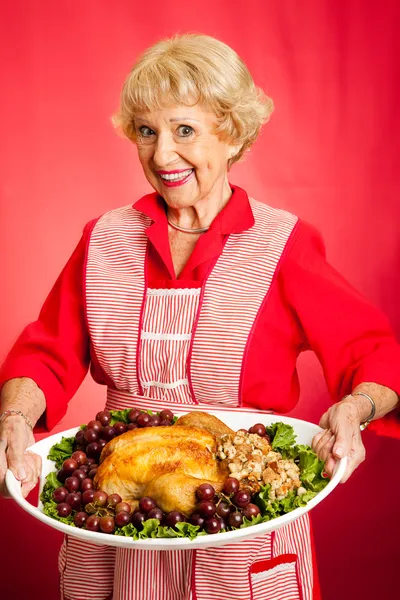 Бабушка подает праздничный ужин — стоковое фото