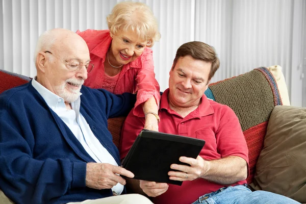 Familia usando Tablet PC — Foto de Stock