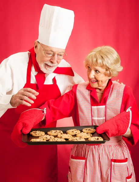 Chef-kok en huisvrouw koekjes bakken — Stockfoto