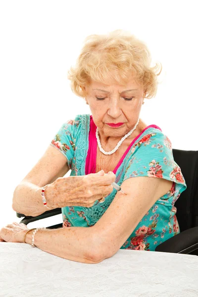 La donna anziana fa l'autoiniezione — Foto Stock