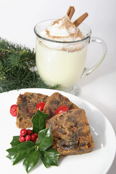 Pastel de frutas de Navidad y ponche de huevo —  Fotos de Stock