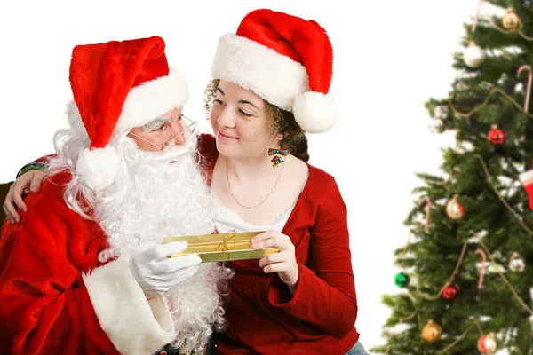 Kind bekommt Weihnachtsgeschenk vom Weihnachtsmann — Stockfoto