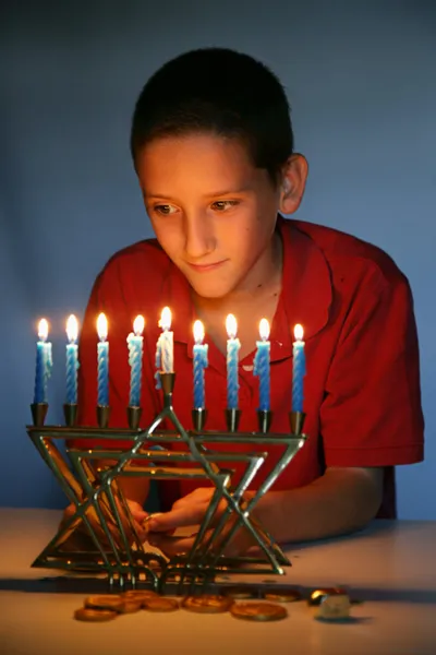 Joven con Hanukkah Menorah — Foto de Stock