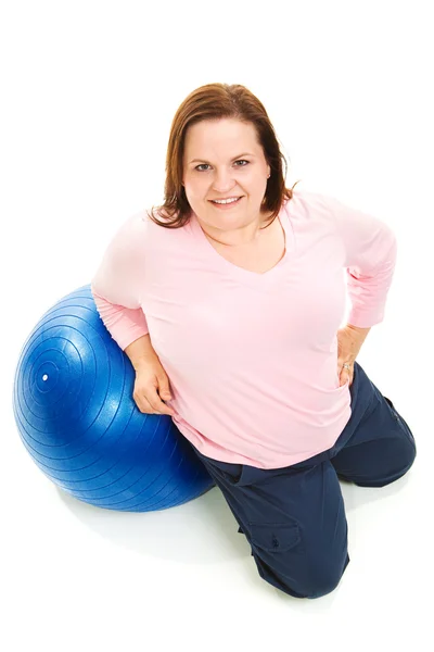 Plus size kvinna med pilates boll - full body — Stockfoto