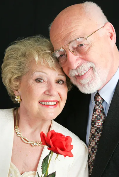 Elegantní starší pár s růží — Stock fotografie