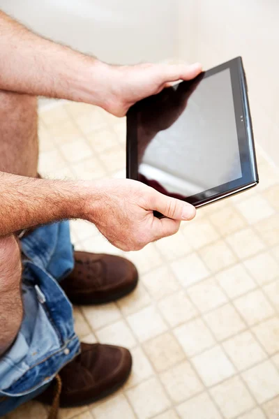 Tablet PC no banheiro — Fotografia de Stock