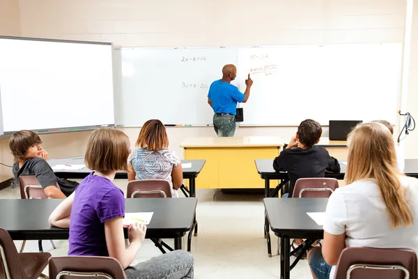 Professor do sexo masculino com classe de álgebra — Fotografia de Stock