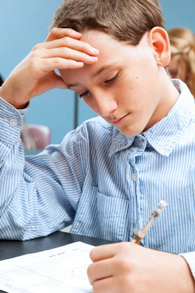 School jongen concentreert zich op gestandaardiseerde test — Stockfoto