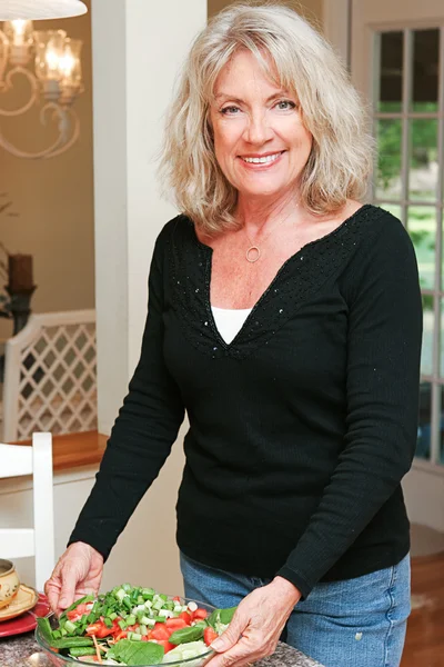 Gesunde reife Frau mit Salat — Stockfoto