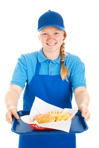 Empregada de mesa amigável serve fast food — Fotografia de Stock