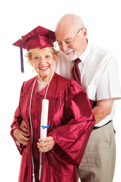 Man feliciteert college graduate vrouw — Stockfoto