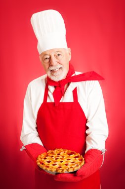 Baker holding vişneli pasta