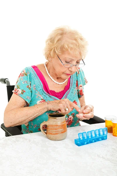 Deficiente Senior Examinando sua medicação — Fotografia de Stock