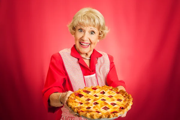 Oma houden lattice top cherry pie — Stockfoto