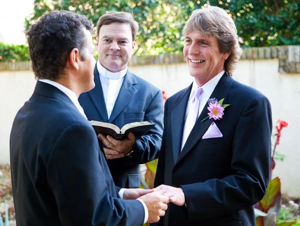 Casal gay troca votos de casamento — Fotografia de Stock