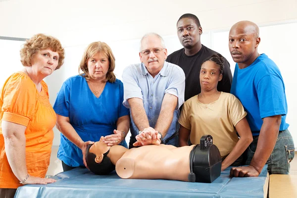 Classe de educação de adultos - Primeiros socorros - Grave — Fotografia de Stock