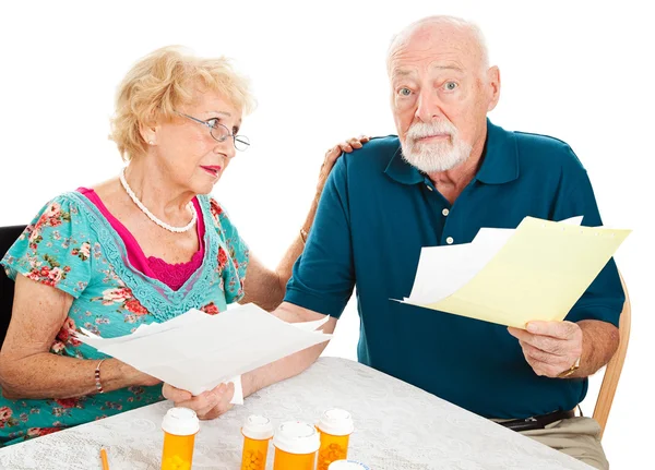 Senioren-Ehepaar durch Arztrechnungen in Bedrängnis — Stockfoto