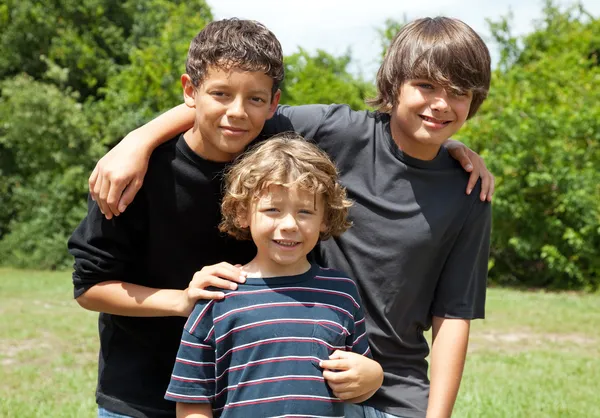 Portret trzech chłopców uśmiechający się — Zdjęcie stockowe