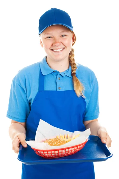 Teen pracovník slouží hamburger a hranolky — Stock fotografie