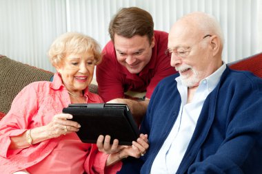 tablet bilgisayar kullanarak aile