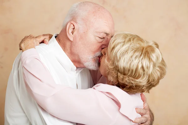 年配のカップル - ロマンチックなキス — ストック写真