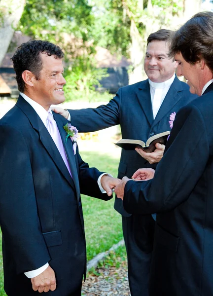 Homosexuella äktenskap ceremoni - ringar — Stockfoto