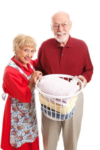 Äldre par gör tvätt tillsammans — Stockfoto
