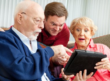 yaşlılar ve tablet pc ile yetişkin oğlu