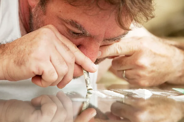 Man Snorting Cocaine — Stock Photo, Image