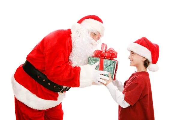 Küçük çocuk Hediyelik Noel Baba'dan alır. — Stok fotoğraf