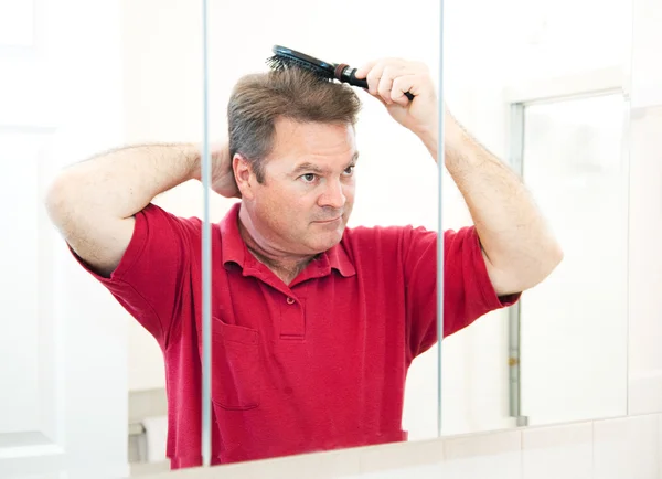 Bello maturo uomo spazzolatura la sua capelli — Foto Stock