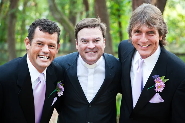 同性愛者の結婚式のカップルでポーズをとって大臣 — ストック写真