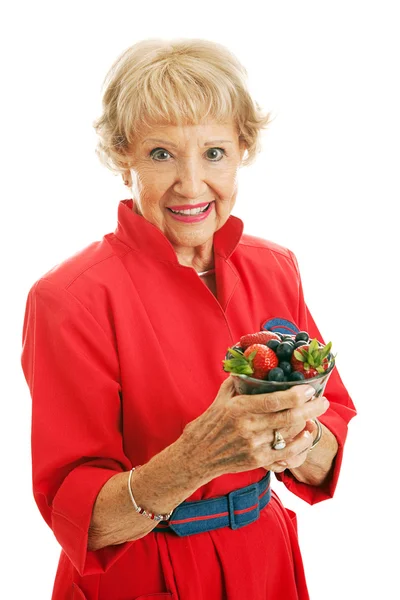 Gesunde Seniorin mit Beeren — Stockfoto