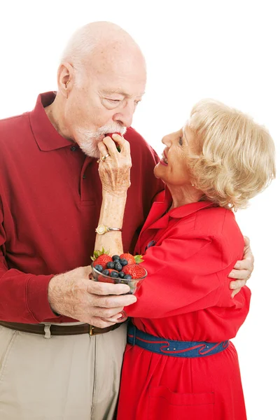 Zdrowy senior para jeść jagody — Zdjęcie stockowe