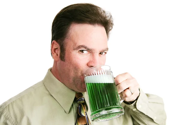 Beber cerveja verde no dia de St. Patricks — Fotografia de Stock