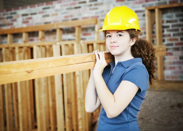 Unga kvinnliga byggnadsarbetare — Stockfoto