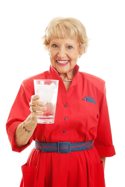Idősebb hölgy italok-víz — Stock Fotó