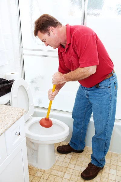 Homme plongeant toilettes — Photo