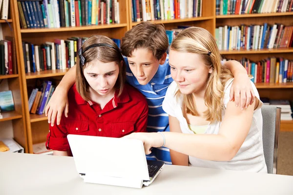 Biblioteca - Estudantes no computador — Fotografia de Stock