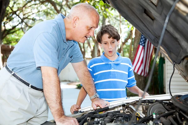 Pai ensinando filho reparação de automóveis — Fotografia de Stock