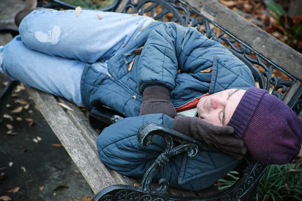 公園のベンチにホームレス — ストック写真