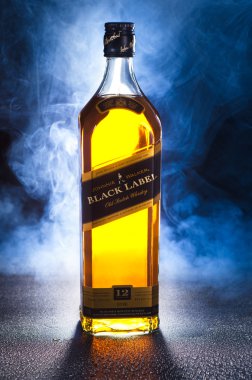 Johnnie walker viski dumanlı siyah arka plan üzerine