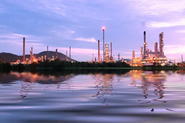 Petrokimya, petrol rafinerisi planı doğal yeşil çim alanı — Stok fotoğraf