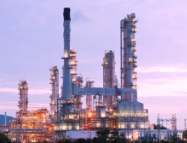 Scenic of petrochemical oil refinery plant shines at night, clos — Stock Photo, Image