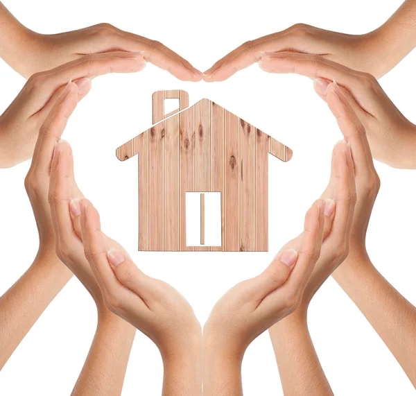 Ręce uczynić kształt serca z drewna dom — Zdjęcie stockowe