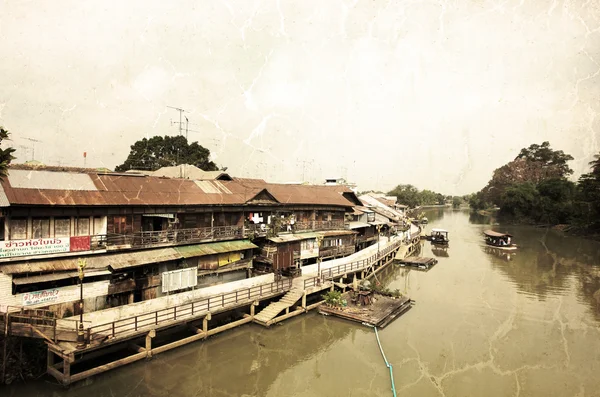 Satul în stil thailandez lângă râu — Fotografie, imagine de stoc