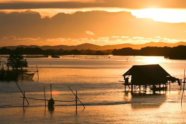 Stilul de viață pescar la apus de soare în Thailanda — Fotografie, imagine de stoc