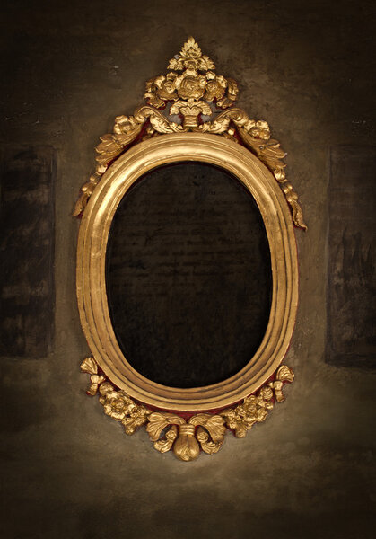 Золотая рамка на старинных обоях
