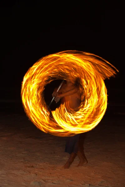 Spettacolo di fuoco stupefacente di notte a Samet Island, Thailandia Foto Stock Royalty Free