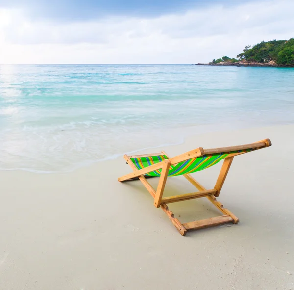 Sdraio sulla spiaggia di sabbia bianca — Foto Stock